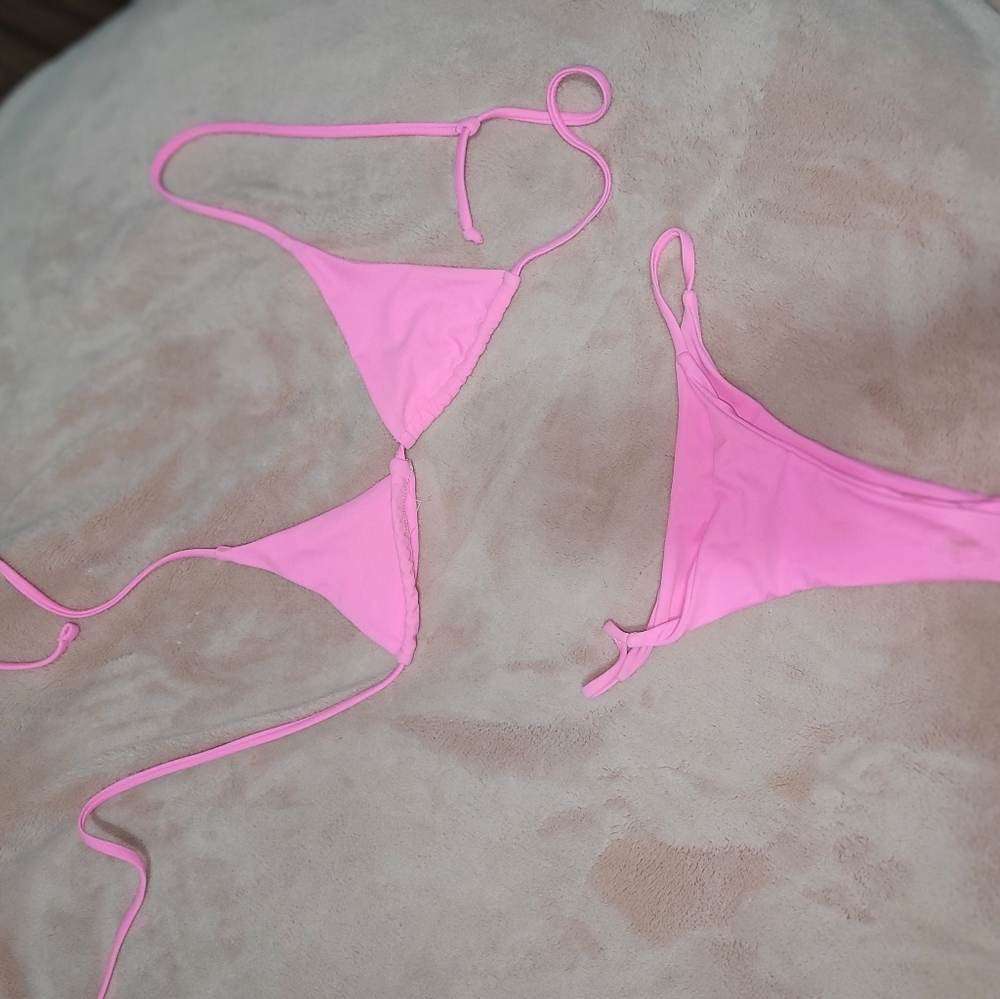 Bikini - Picture 1 of 1